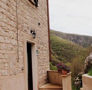 Apartment with Mountain View