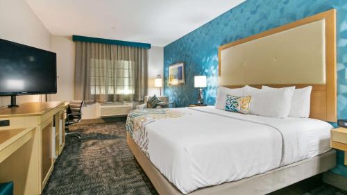 King Suite with Roll-in Shower - Mobility Access