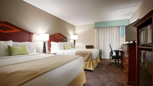 Queen Room with Two Queen Beds - Poolside