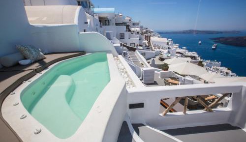 Chic Suite Outdoor Hot Tub with Caldera View
