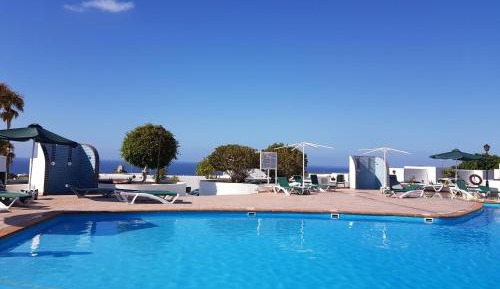 Apartment with Pool View 