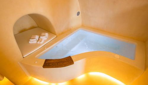 Deluxe Suite with Spa Bath