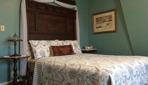 Queen Room with Private Bathroom