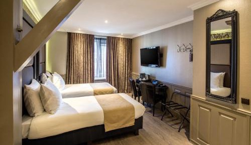Twin Room (two person room, two seperate beds)