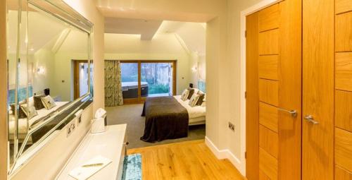 Luxury Suite with Hot Tub