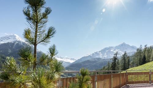 Apartment with Mountain View