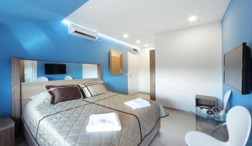 Deluxe Double Room (2 Adults + 1 Child)