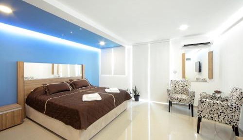 Deluxe Double Room (2 Adults + 1 Child)
