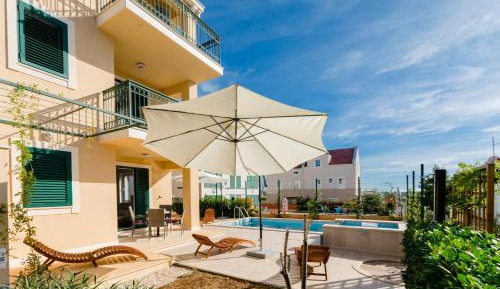 Apartment with Pool View 