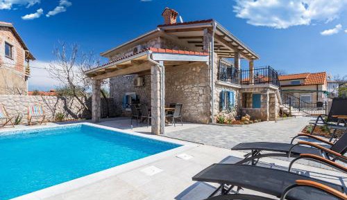 Apartment with Pool View 