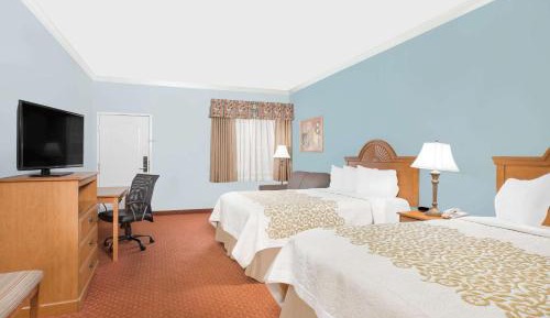 Queen Room with Two Queen Beds and Bath Tub - Mobility/Hearing Access - Non-Smoking