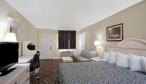 King Room with Roll-In Shower - Mobility Access/Non-Smoking