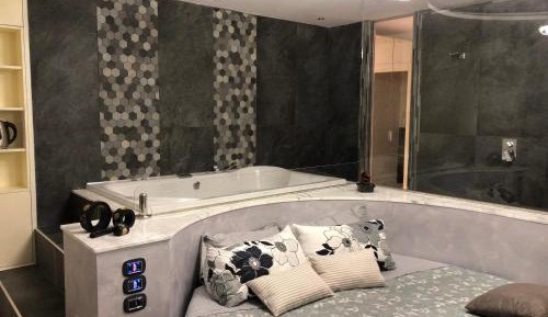 Queen Suite with Spa Bath