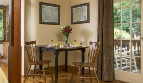 Deluxe Queen Suite