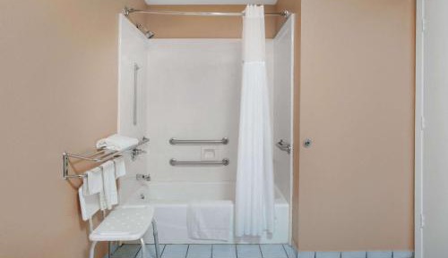 King Room with Bath Tub - Mobility/Hearing Accessible - Smoking