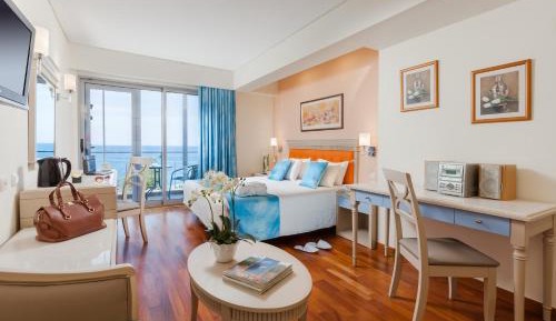 Double or Twin Room with Sea View