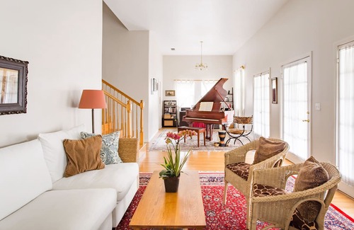 Pasadena House | Charming Home with a Grand Piano & Breakfast & Parking