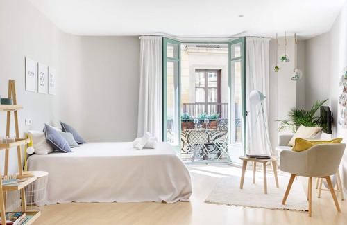 Gothic Quarter Apartment | Fresh, Relaxing Studio at Iconic Las Ramblas
