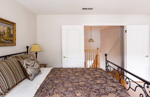 Pasadena House | Charming Home with a Grand Piano & Breakfast & Parking