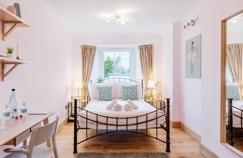 Gilmerton Apartment | Carlotta Guest House in Peaceful South Edinburgh