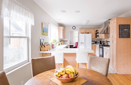 Pasadena House | Charming Home with a Grand Piano & Breakfast & Parking