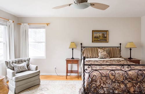 Pasadena House | Charming Home with a Grand Piano & Breakfast & Parking