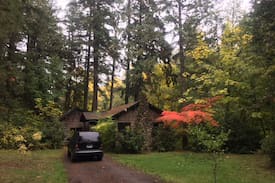 Cottage Grove Cabin | Classy Comfortable Close in Creekside Cabin