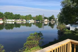 Gladwin House | Log Cabin with 70 ft of frontage on Pratt Lake