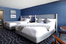 Monterey Hotel | Beachfront 2 Bed Partial Ocean View-Monterey Tides