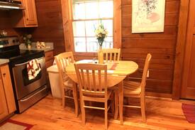 Floyd Cabin | Piney Fork - Log cabin close to the Town of Floyd