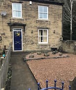 Cleckheaton Cabin | Brienda Cottage. Entire House Mins to Leeds/Bfd.
