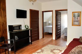 Zanoni Apartment | Shephard's Way in Historic Gloucester Courthouse-3