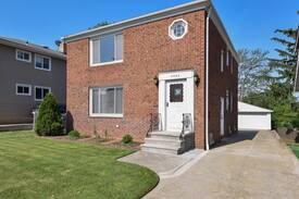 Garfield Heights Apartment | Red House #1 --10M to Solon, Near I480 & freeways!
