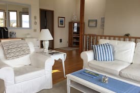 Coupeville Apartment | Float On Inn-amazing views --3 blocks to town!
