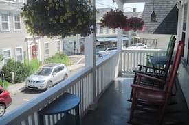 Rockport Bed & Breakfast | Seaside Gardens guest room or suite by beach