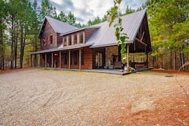 Broken Bow Cabin | Wanderlust is a beautifully decorated, fully equipped luxury cabin tucked away on two wooded acres.