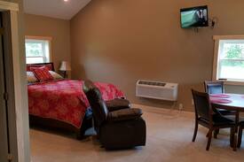 Buckner House | New cabin 5 minutes from Rend Lake