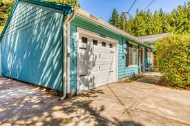 Florence House | Dog-friendly home, fenced yard, dog beds & grill - near parks/beach