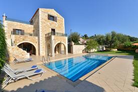 Pyrgos Psilonerou Villa | Joanna Villa with private pool, 1km from the beach