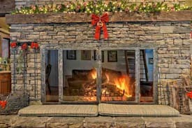 Champion Cabin | Laurel Highlands Retreat in Seven Springs -hot tub