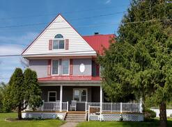 Connellsville House | The River House a Waterfront paradise on the trail
