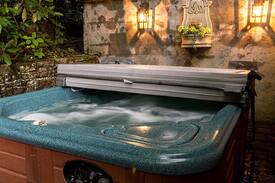 Blowing Rock House | Grapevine Cottage - 1 Mile from Main Street Blowing Rock with Hot Tub!