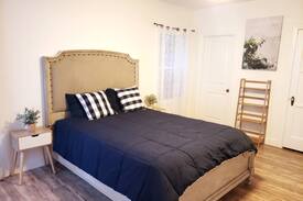 La Brea House | **5 Min Walk To The Grove! Newly Remodeled Studio!