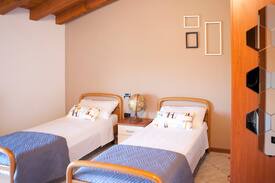 Ghedi Apartment | Appartamento mansardato con travi in legno