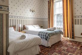 Weston-super-Mare Apartment | Apartment-Private Bathroom-Apt-2 2-bed 1-shwr 5-ppl