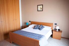 Ghedi Apartment | Appartamento mansardato con travi in legno
