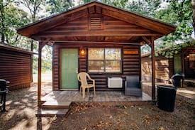 De Queen Cabin | Sleepy Hollow #4 Quaint Efficiency Cabins Located in the Heart of Hochatown
