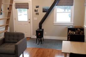 East Haven  Rutland County House | Solar Tiny House - Secluded Killington Getaway