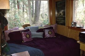 Cottage Grove Cabin | Classy Comfortable Close in Creekside Cabin