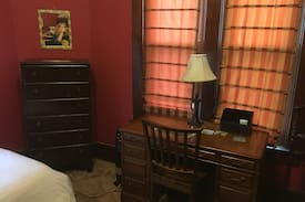 Old North Columbus House | Red Room Ten Minutes from OSU